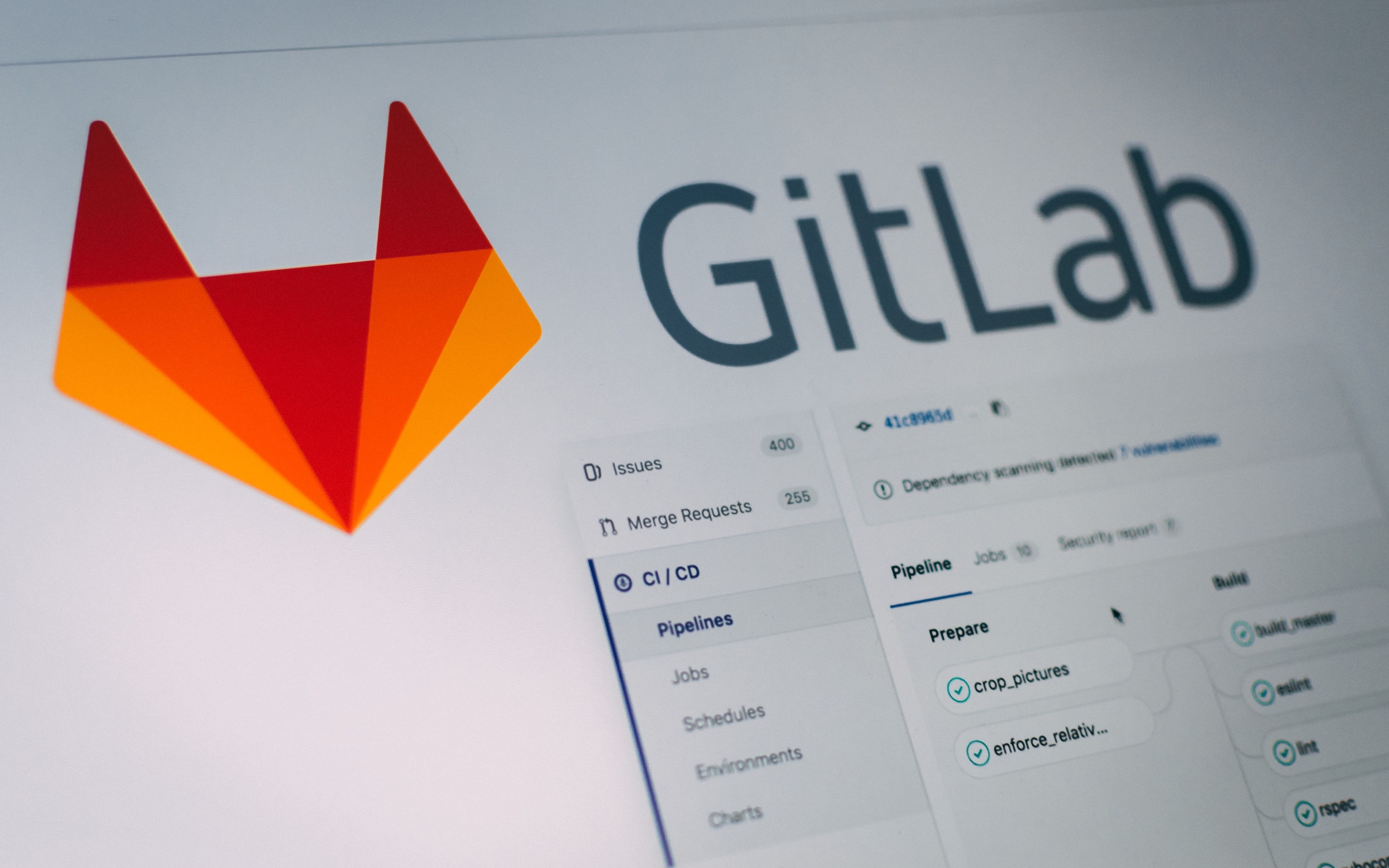 Bildschirmscreen mit Gitlab Logo