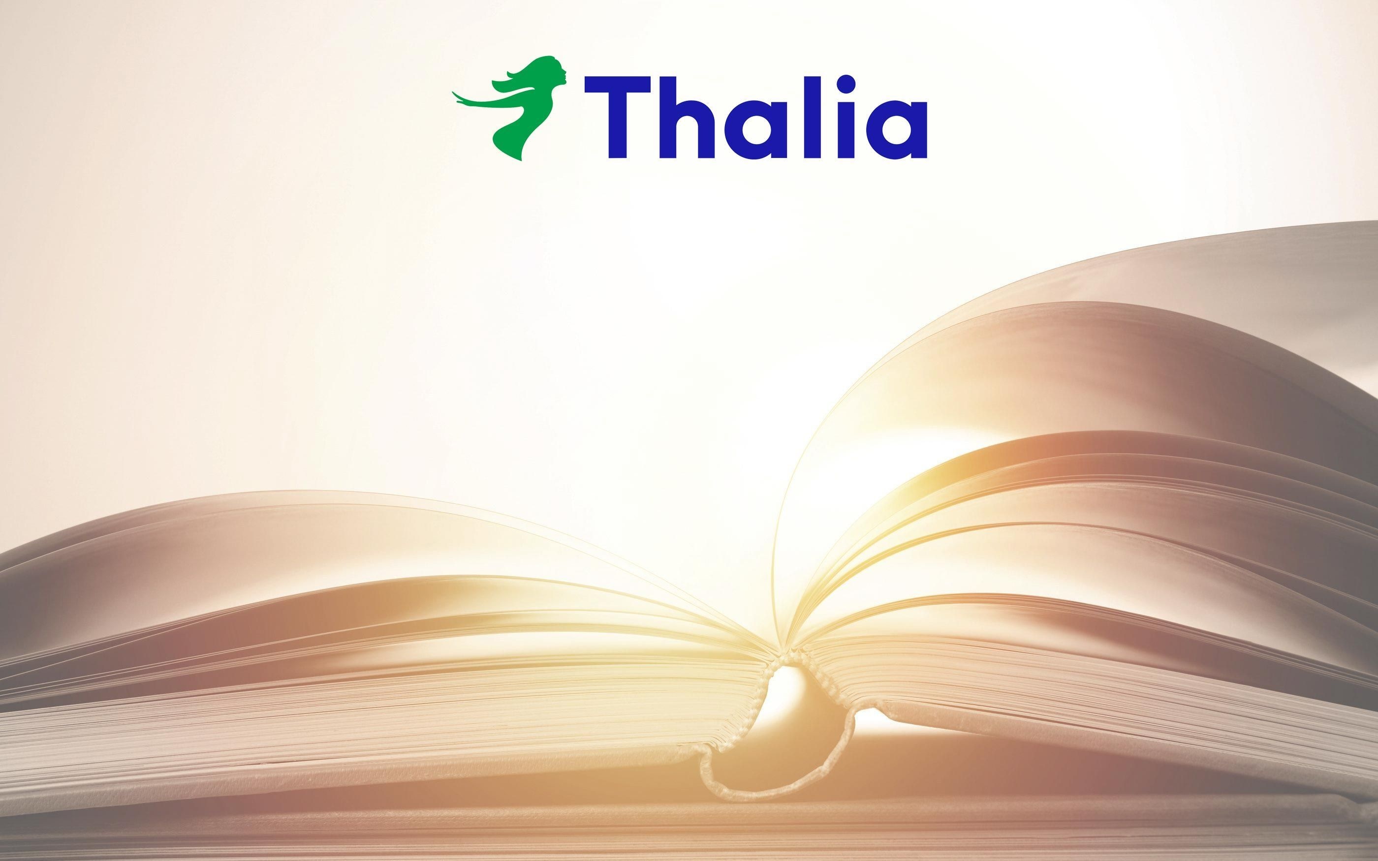 Offenes Buch in Nahaufnahme mit sanftem Sonnenlicht, das die Seiten beleuchtet. Oben das Thalia-Logo mit grüner Silhouette und blauem Schriftzug „Thalia“ auf hellem Hintergrund.