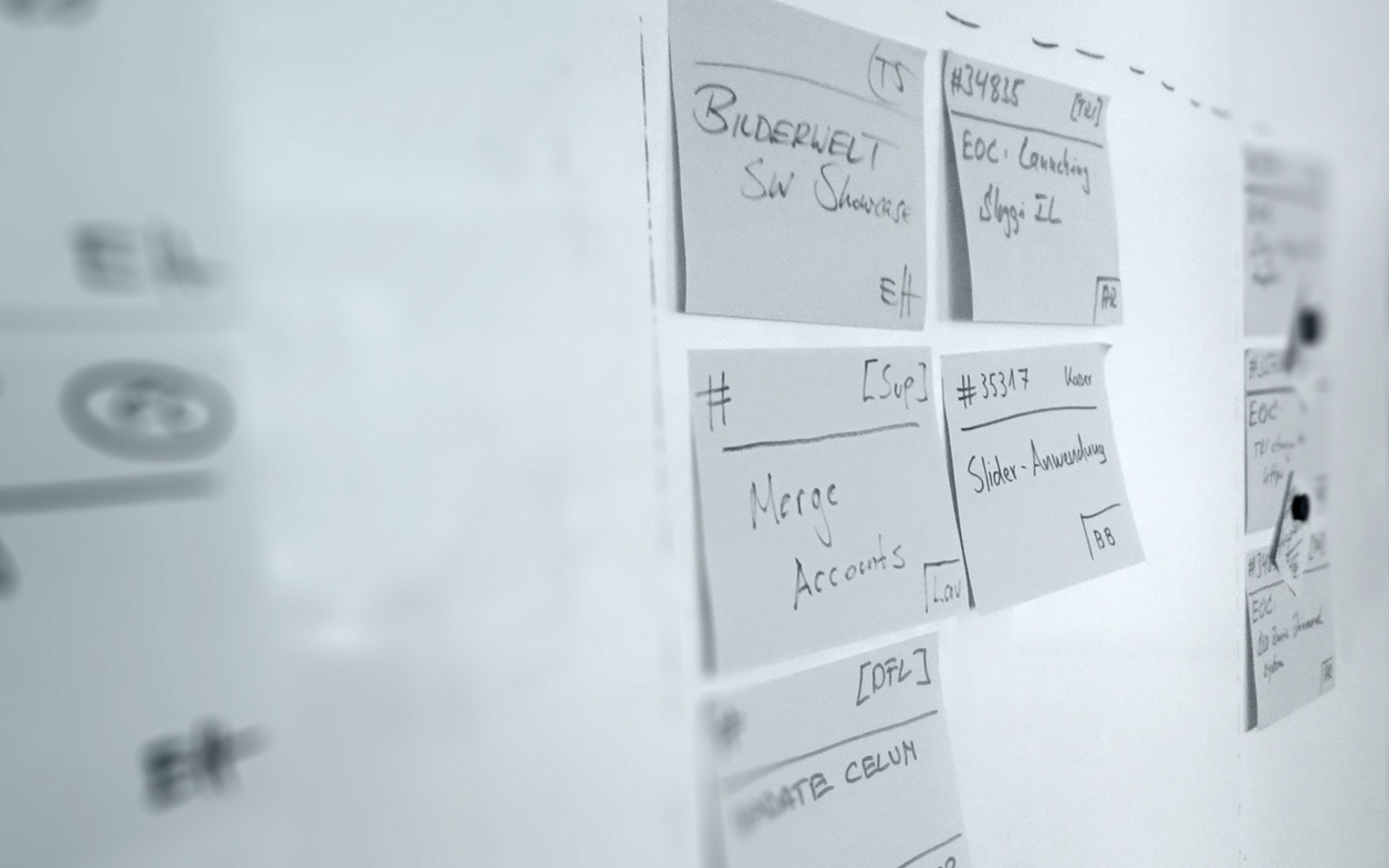 Foto eines Ausschnitts eines Whiteboards mit handbeschriebenen Notizzetteln.