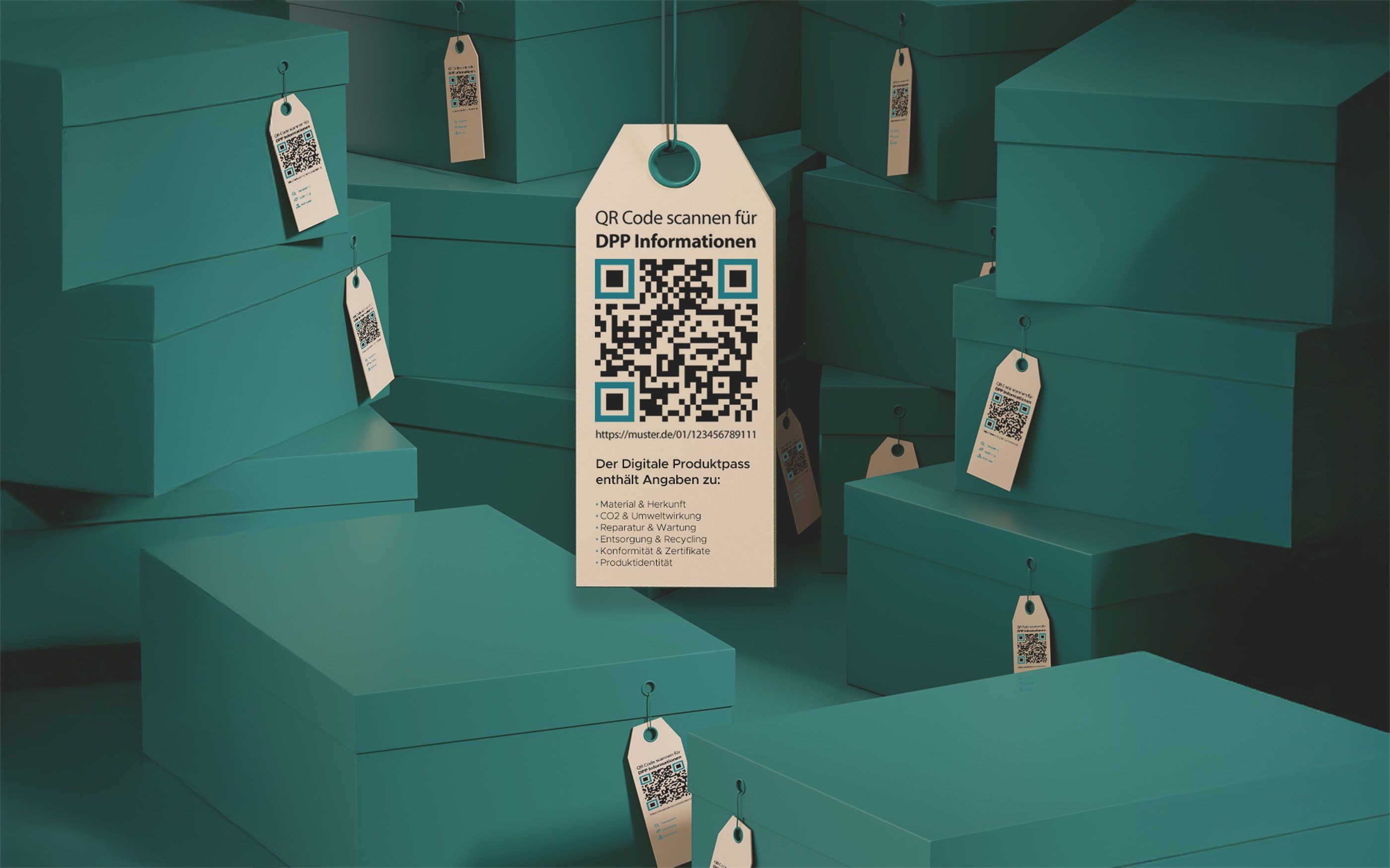 Mehrere türkisfarbene Produktboxen mit angehängten Etiketten, die QR-Codes enthalten; im Vordergrund ein großes Etikett mit QR-Code und Hinweis auf digitale Produktpass-Informationen.