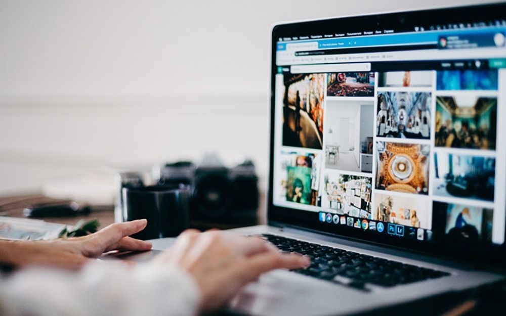 Foto Laptopbildschirm mit Media Asset Management Verwaltung