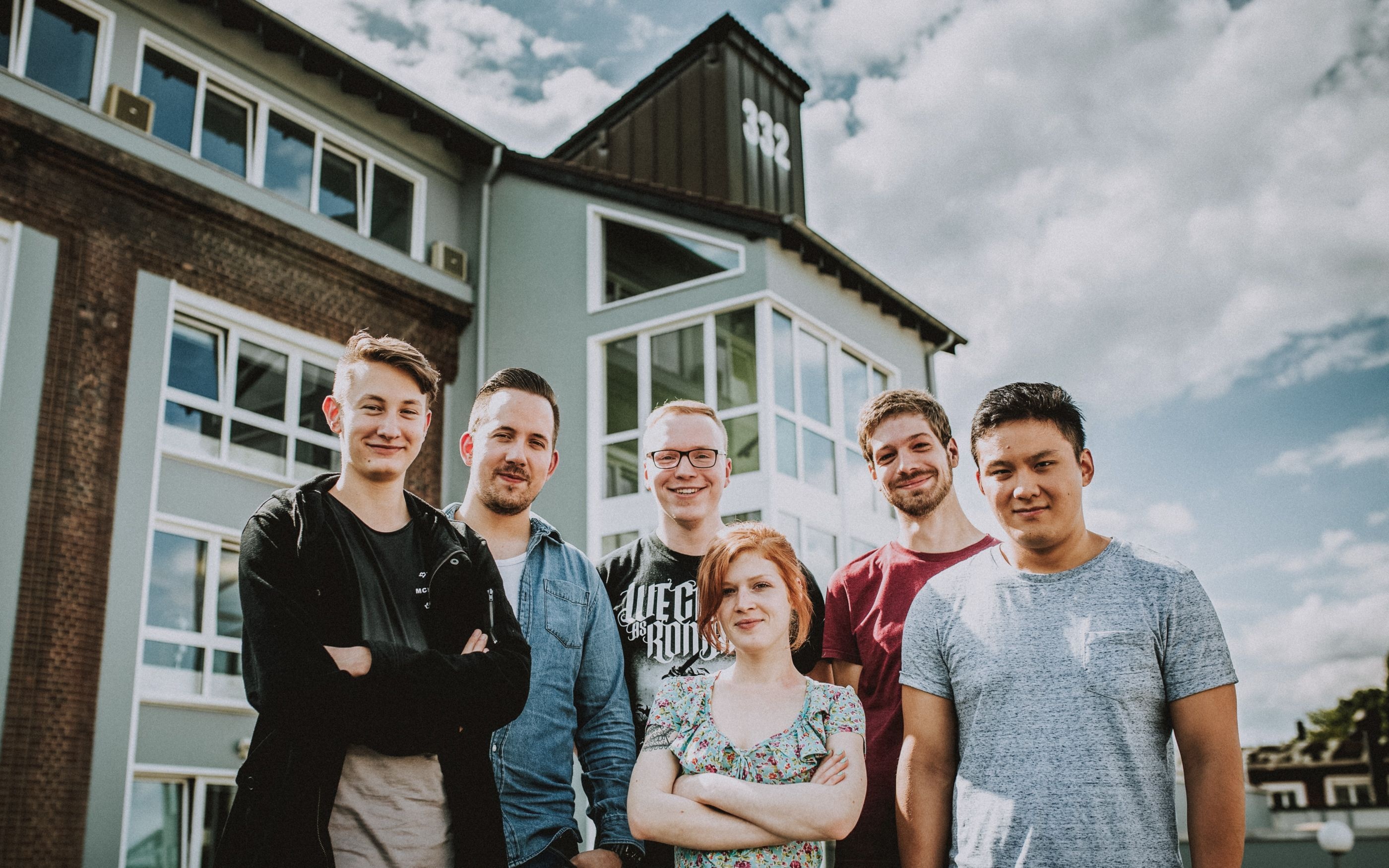 Foto von 6 communicode Auszubildenden vor dem Firmengebäude