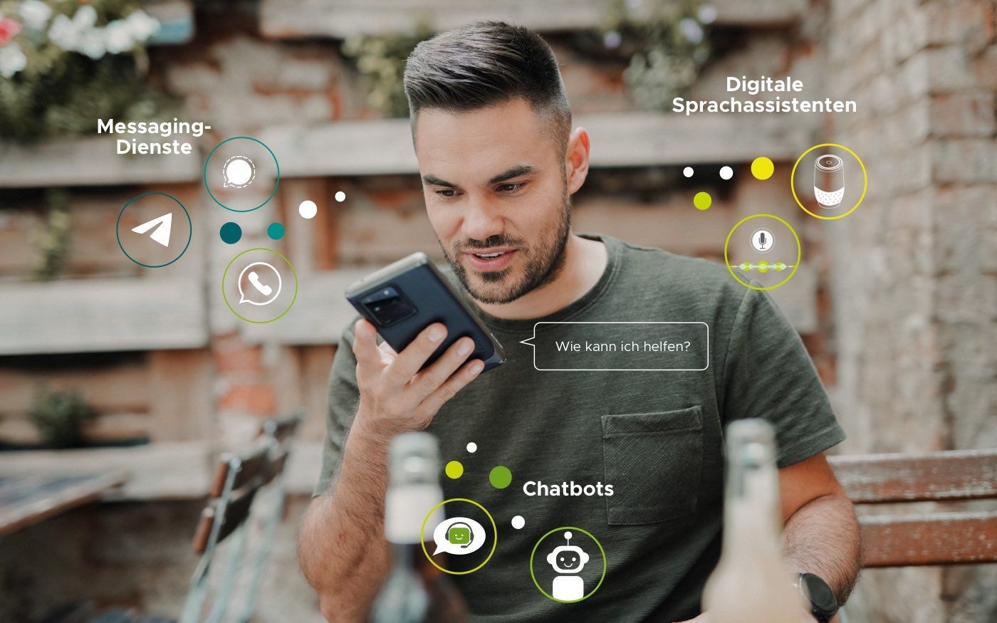 Foto Mann in Supermarkt mit Handy und grafischen E-Commerce Symbolen