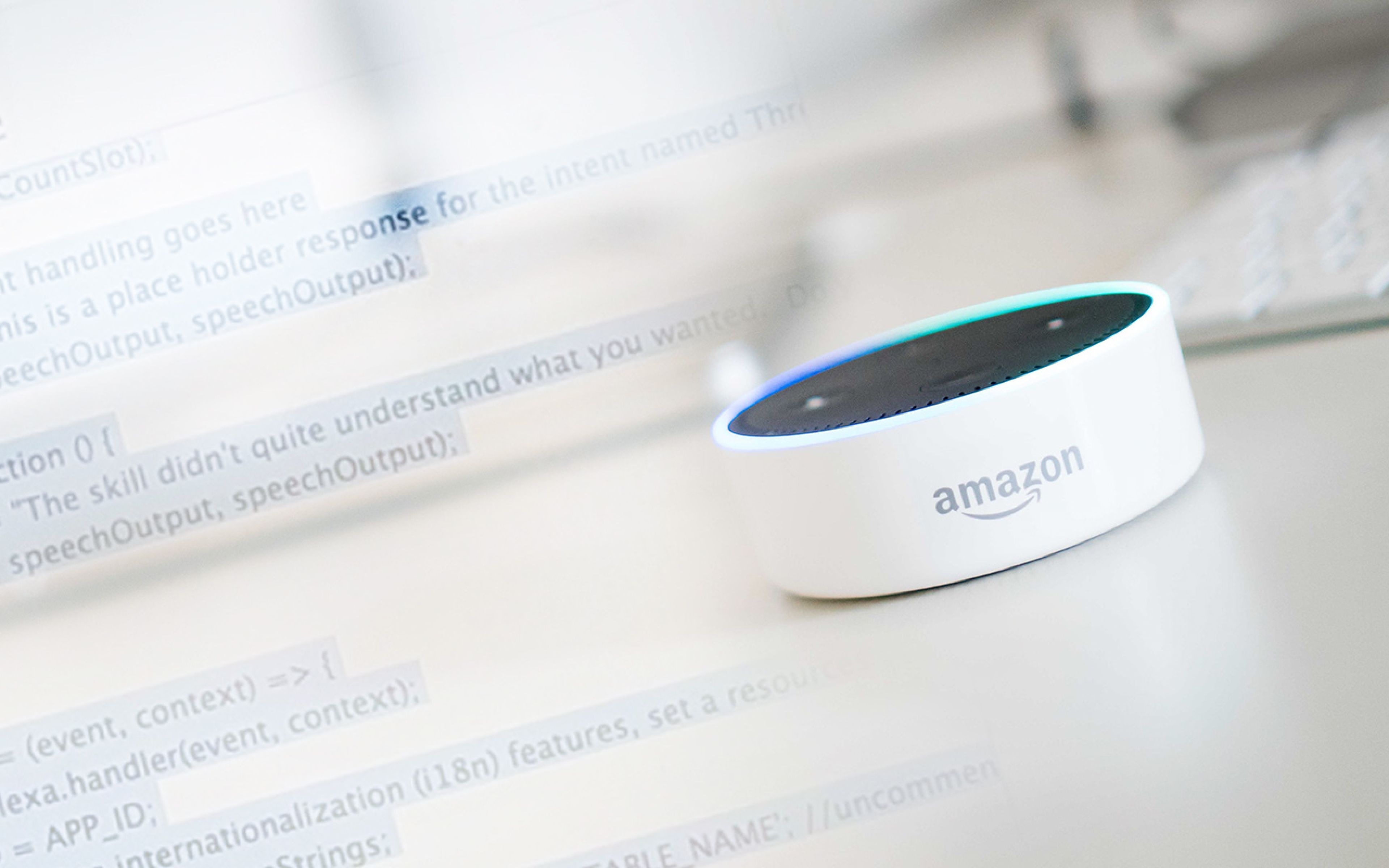 Grafik und Abbildung von Amazon Alexa Endgerät auf einem Tisch