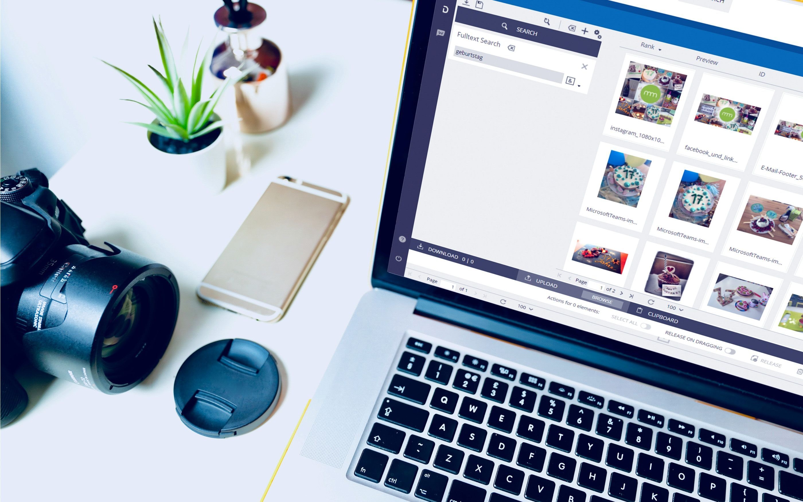 Foto eines Laptops und Spiegelreflexkamera auf einem Tisch