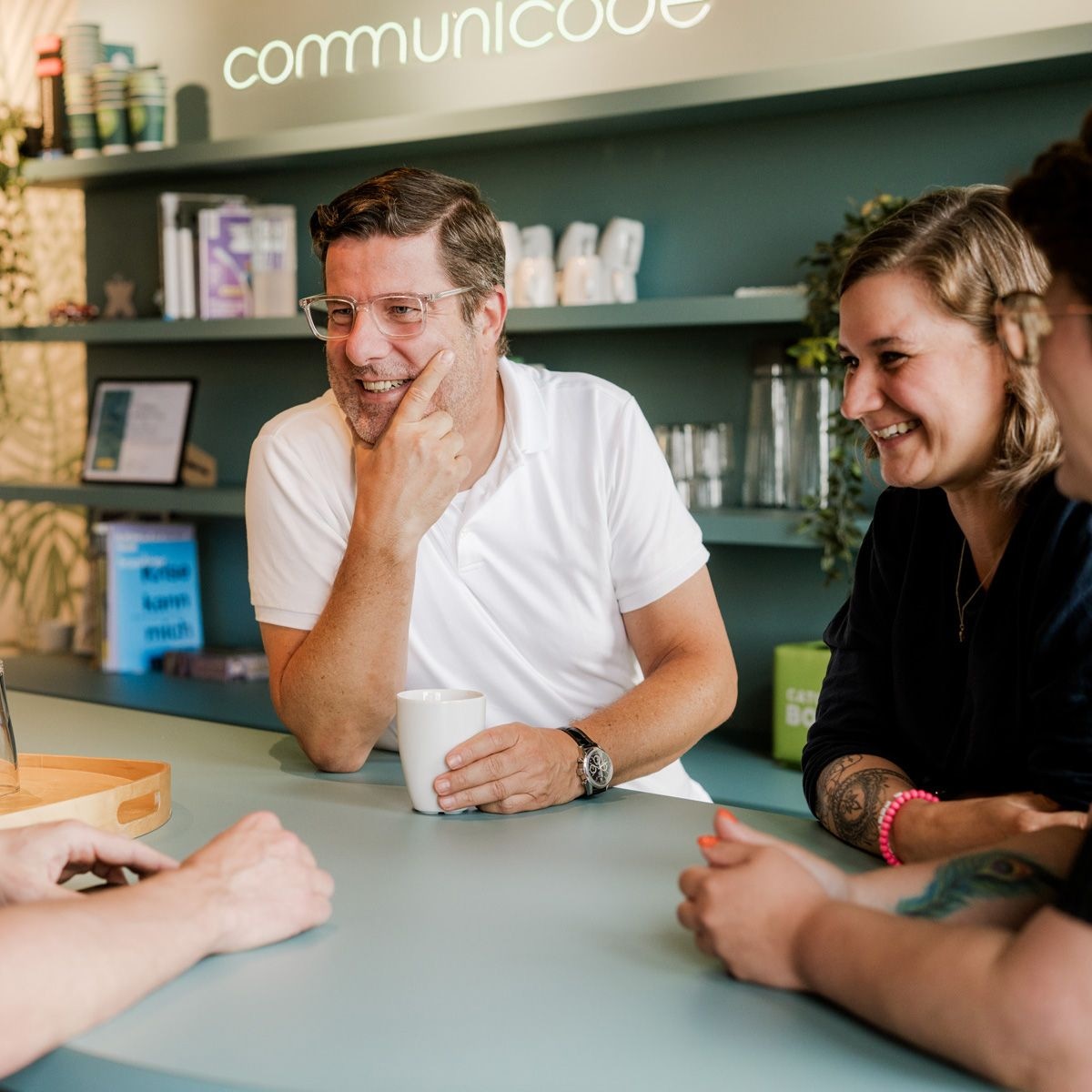 Foto Tisch mit vielen Laptops und Personen von oben fotografiert