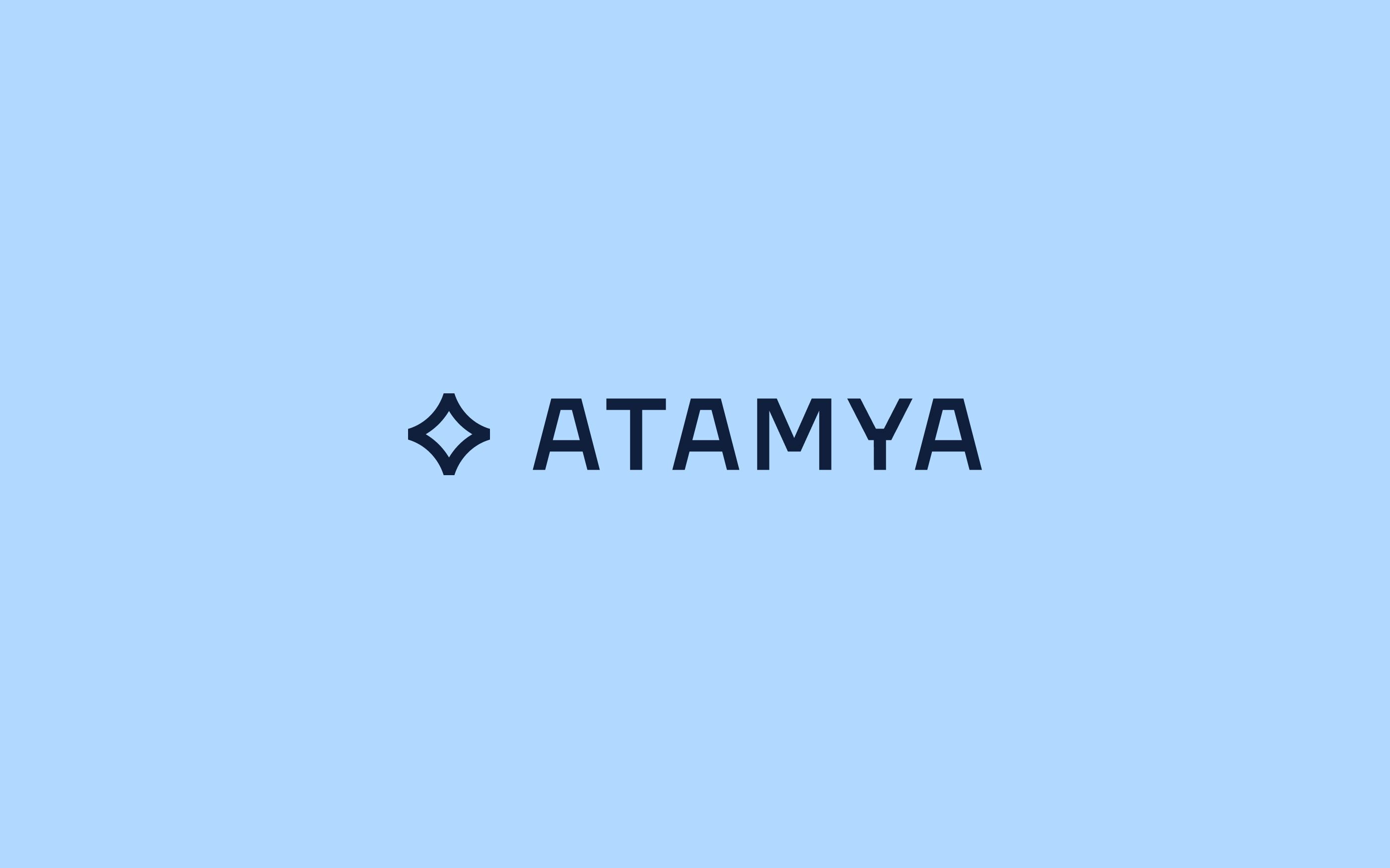 ATAMYA Logo auf bleuem Hintergrund