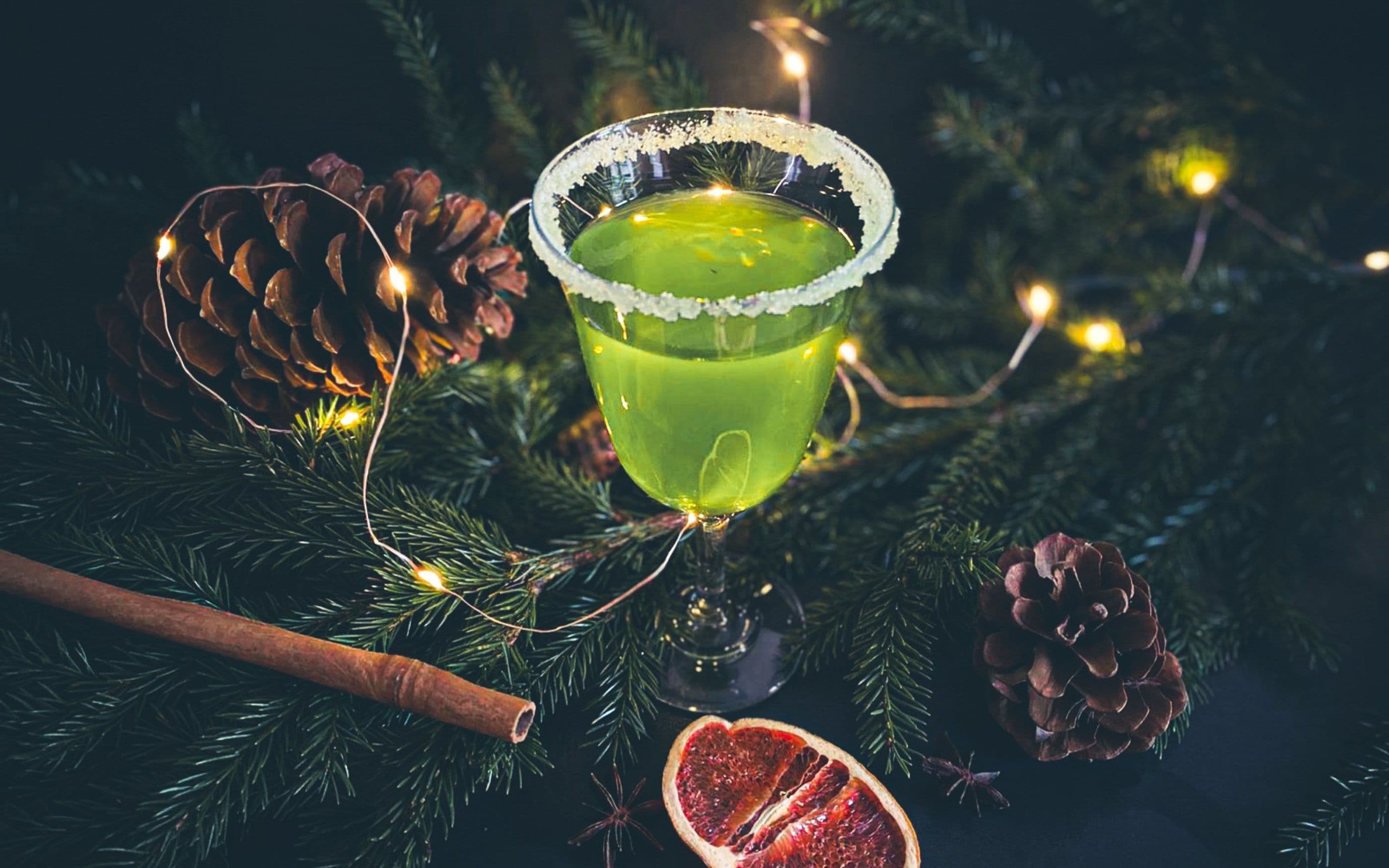Foto Grüner Punsch mit Zuckerrand in Weihnachtsdeko