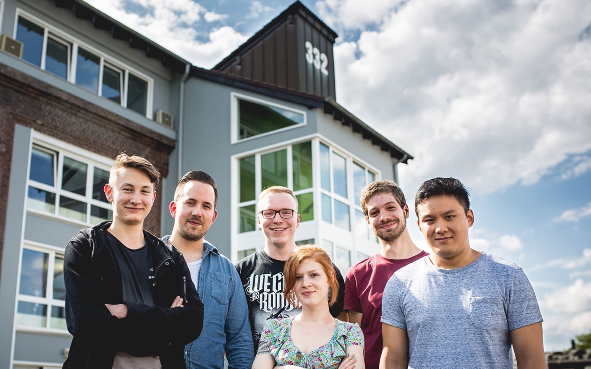 Trainees of communicode AG in front of the communicode building