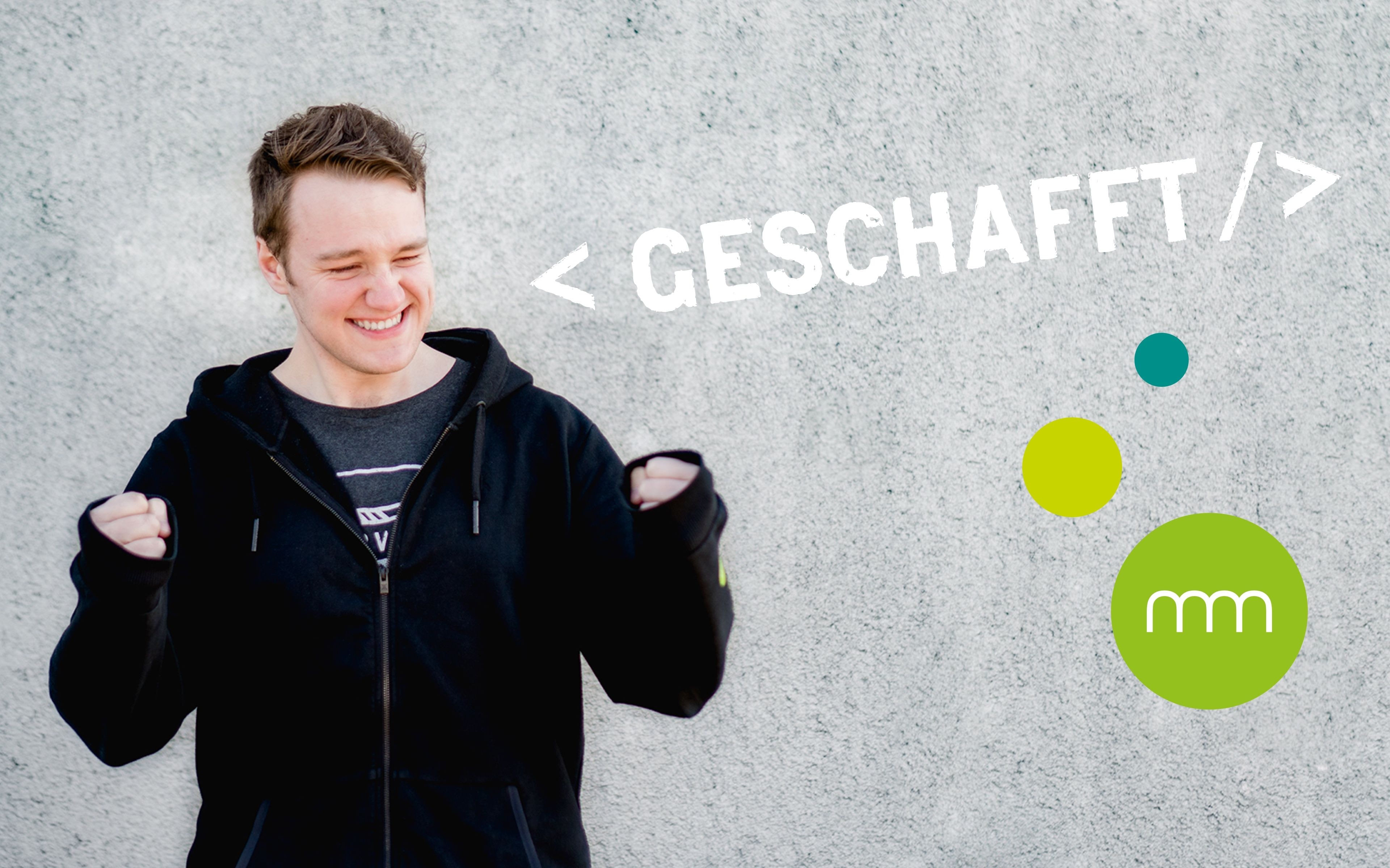 Bild eines Mannes, der seine bestandene Ausbildung feiert