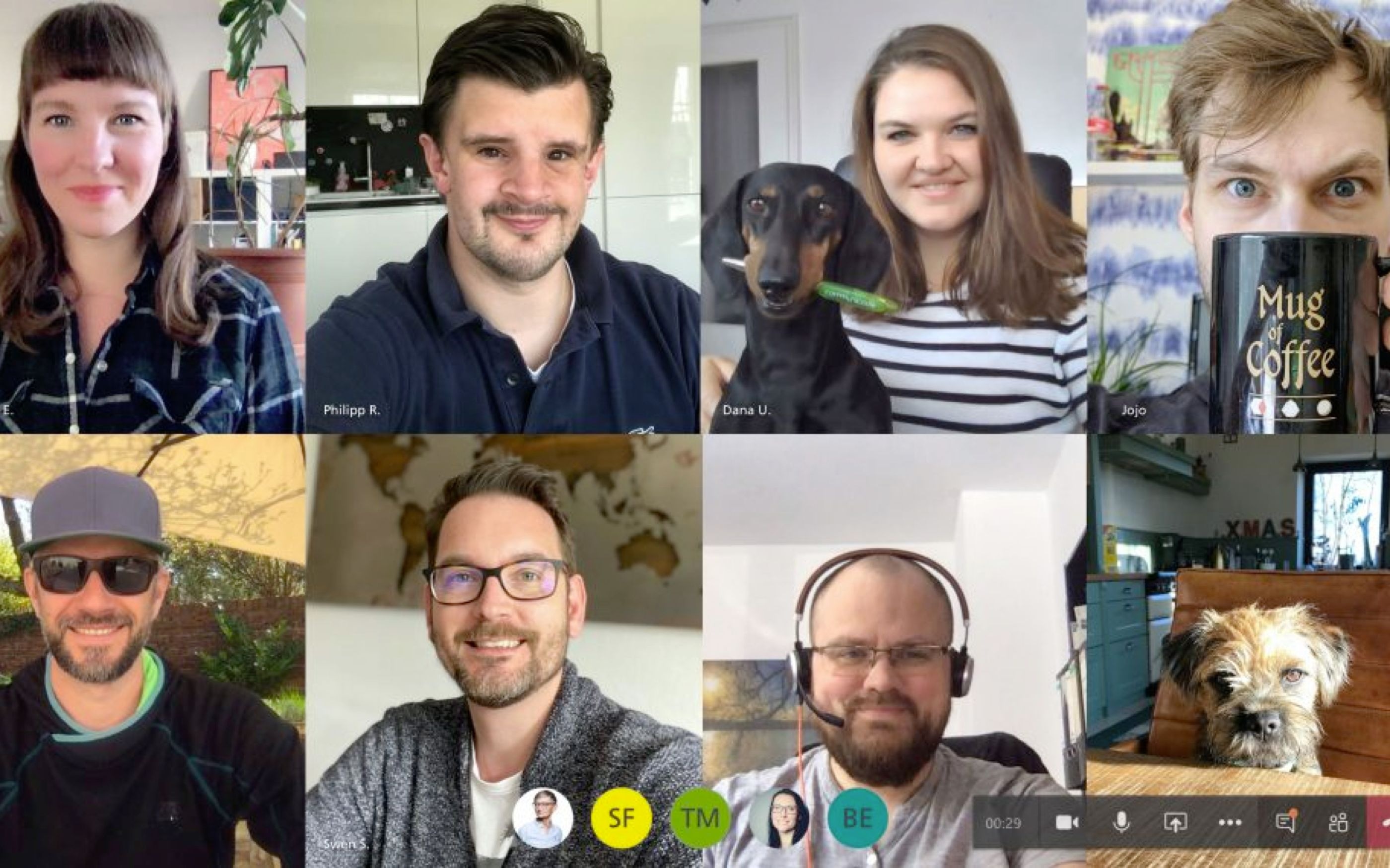 Foto von communicode Mitarbeitern in einer Teamskonferenz während Corona